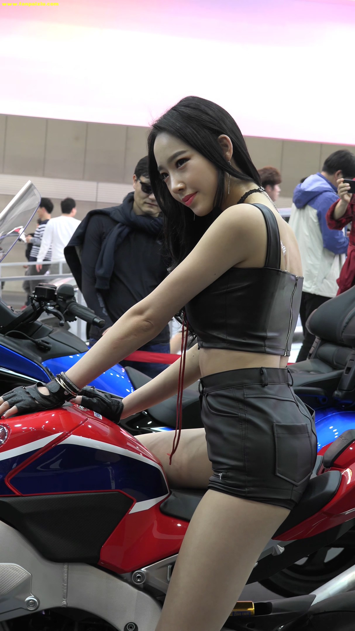 ģأɣ-FANCAM<strong><font color='red'>[4P]</font></strong>[.482][170402][KINTEX-2017 Seoul Motor Show][4K][ԭ]Ůŷ(3)