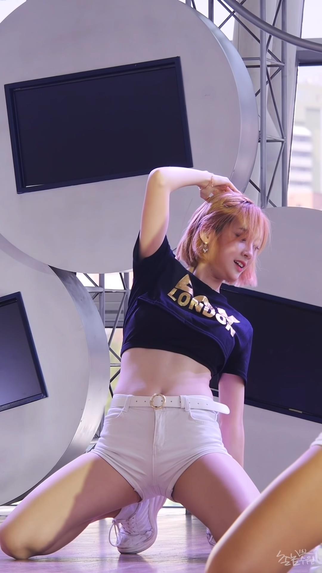 Ůţɣ-FANCAM<strong><font color='red'>[9P]</font></strong>[.4915][190715][][1080P][Uptown Funk]Ůŷ(3)