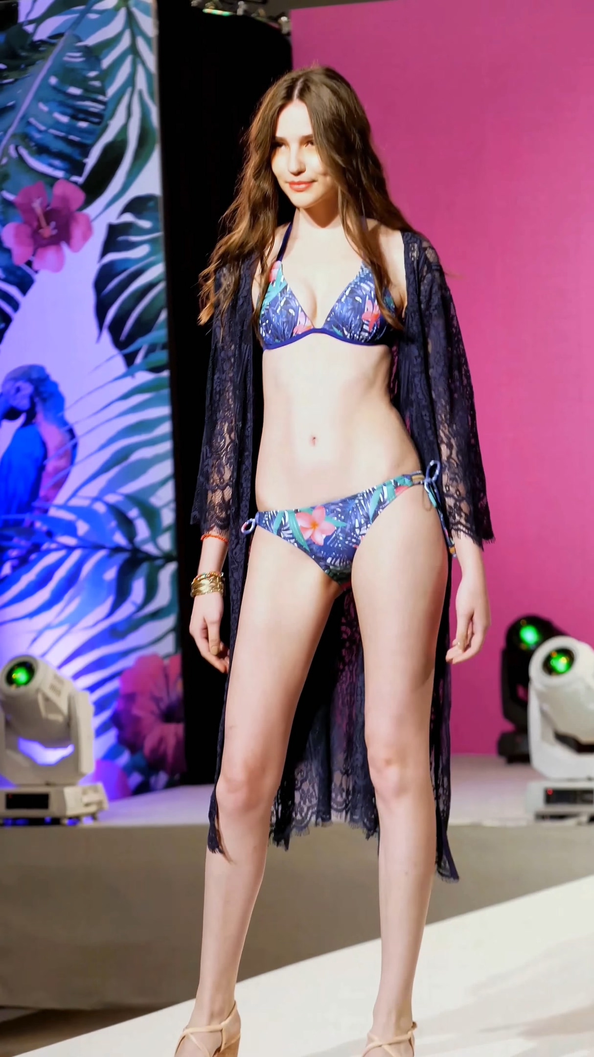 摄影师卧龙-饭拍秀FANCAM<strong><font color='red'>[24P]</font></strong>[卧龙作品][饭拍秀.5443][190817][原创4K][Eelin Bikini Models顶级走秀]韩国女团饭拍(7)