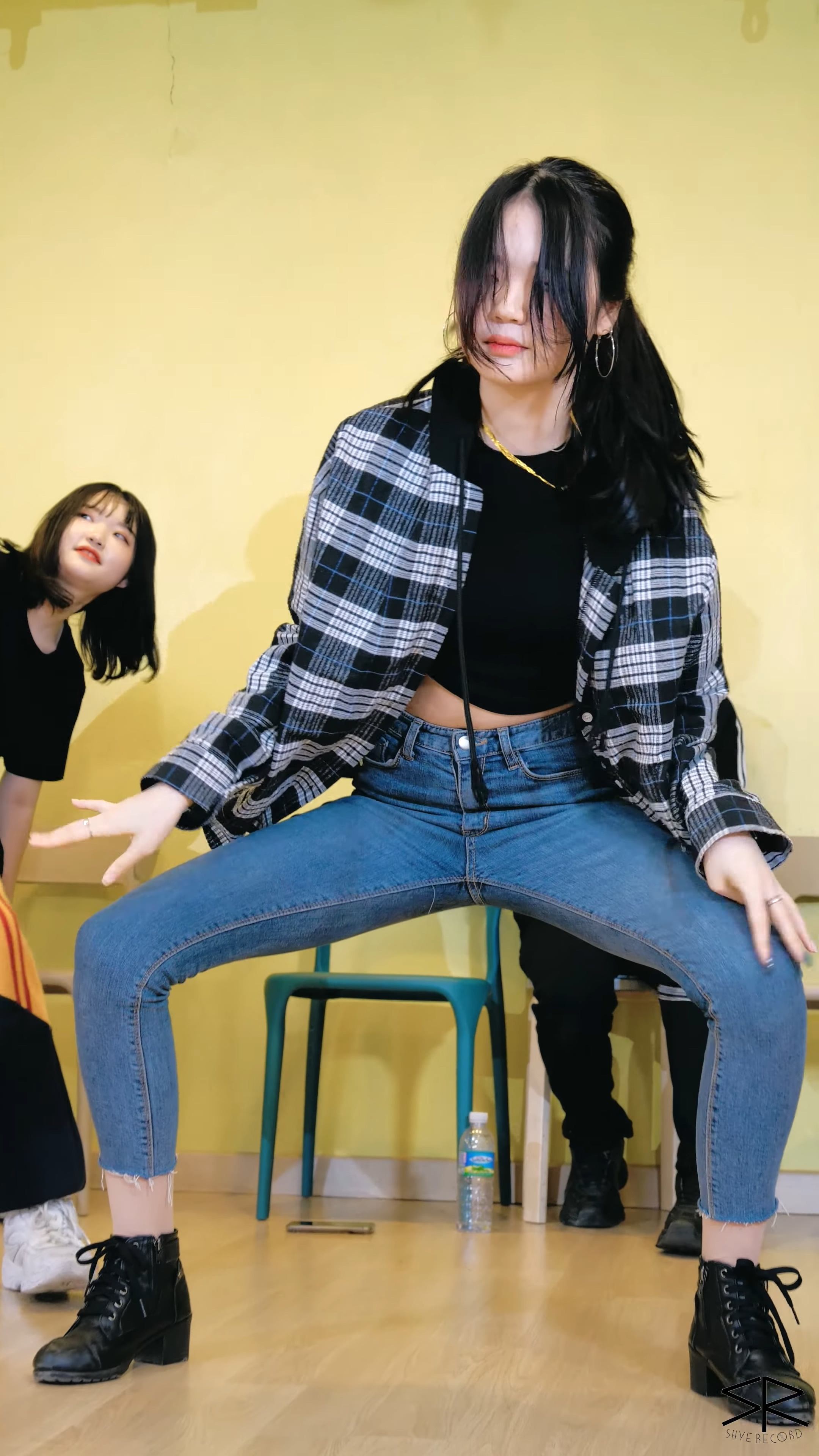 Ůţɣ-FANCAM<strong><font color='red'>[7P]</font></strong>9511-12.200505.4K.Armand Lated.Yunhee.Flower ShawerŮŷ(4)