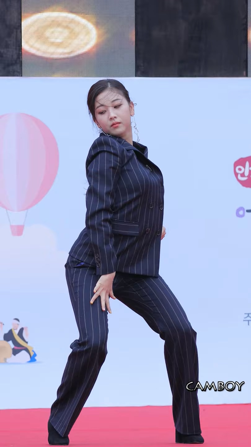 Ůţɣ-FANCAM<strong><font color='red'>[28P]</font></strong>9596-9619.190601.4K.CLC.Summer Kiss City Block SKULL HAHA NORAŮŷ(17)